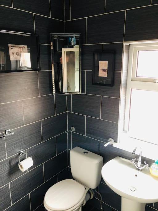 Cosy Two Bed Terraced House 7Min Drive From City Belfast Esterno foto
