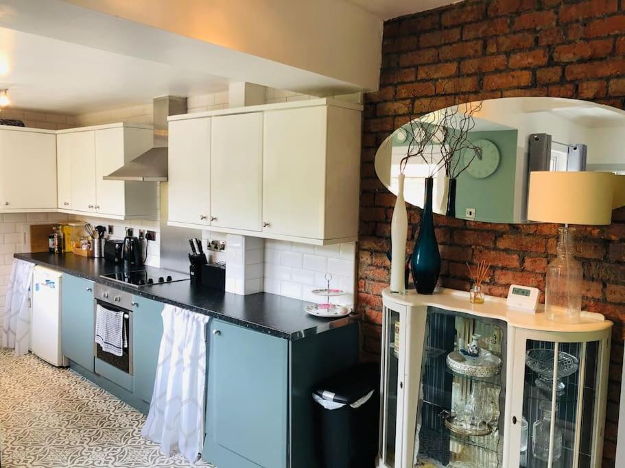Cosy Two Bed Terraced House 7Min Drive From City Belfast Esterno foto